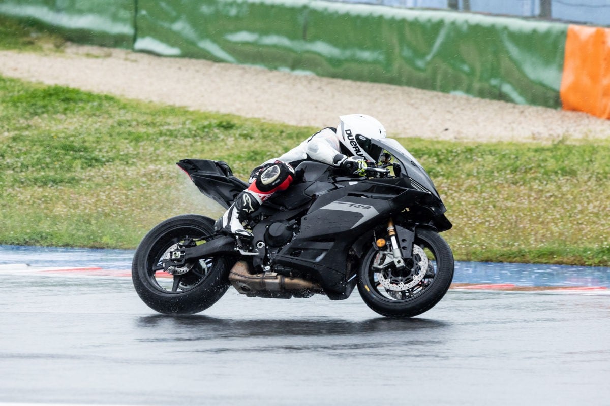 Bagnata e sottomessa: no, non è un porno anni 80 ma il primo test con la nuova Yamaha R9